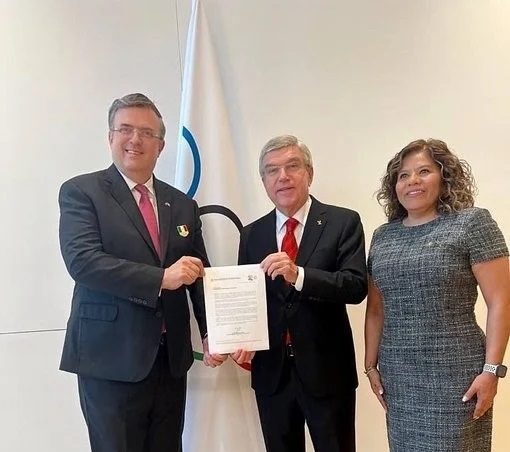 Marcelo Ebrard con Mary José Alcalá y Thomas Bach, entrega de solicitud al COI para Juegos Olímpicos de 2036 o 2040 , del 240323 en Lausana