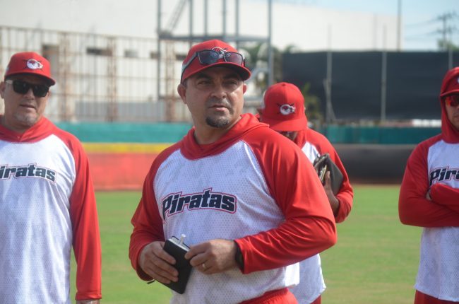 Oswaldo Morejón, primer día de pretemporada como mánager de los Piratas de Campeche, del 150323 en parque Nelson Barrera Romellón de Campeche