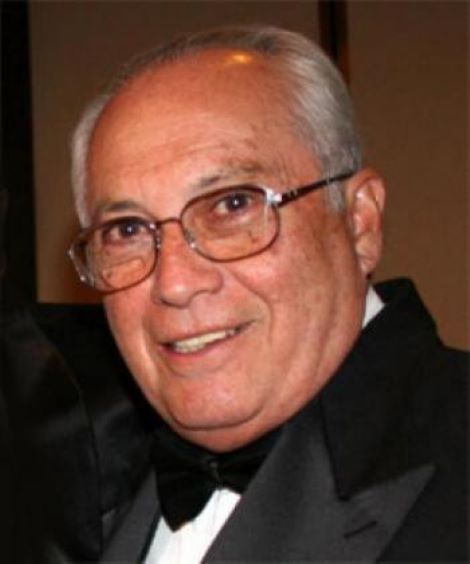 Rafael Mendoza Realpozo de smoking de mayor dimensión