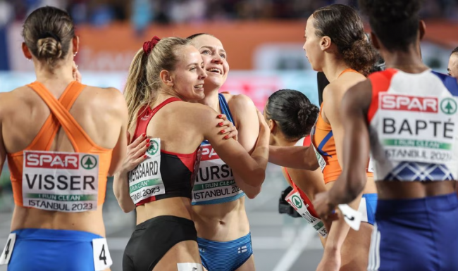 atletas femeninas celebrando