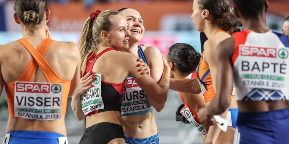 atletas femeninas celebrando