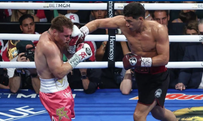 Dmitry Bivol vs. Saúl Canelo Álvarez gdu 12 28 del 070522 en Las Vegas retuvo el súpercampeonato mundial semicompleto de la AMB.jpg