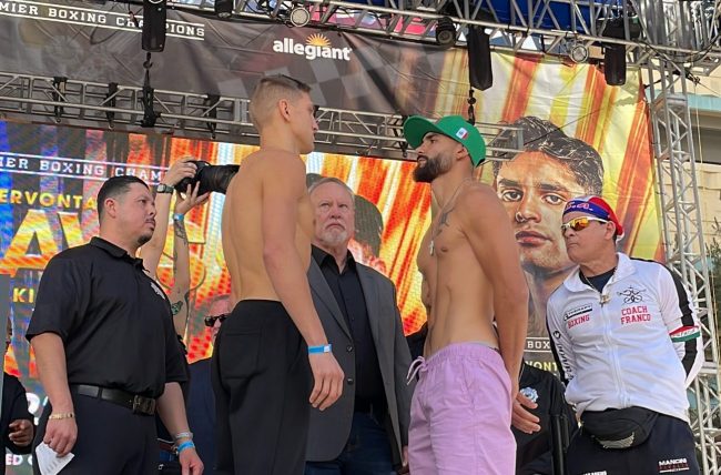 Elias Espadas 158.9 pesaje vs. Fiodor Czerkaszyn 159.1 del 210423 en T-Mobile Arena exteriores en Las Vegas