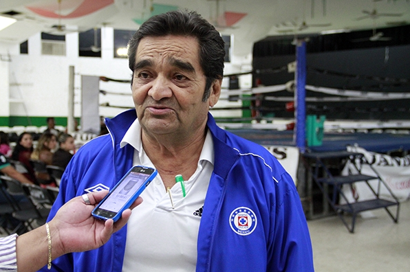 Eliseo González con chamarra del Cruz Azul