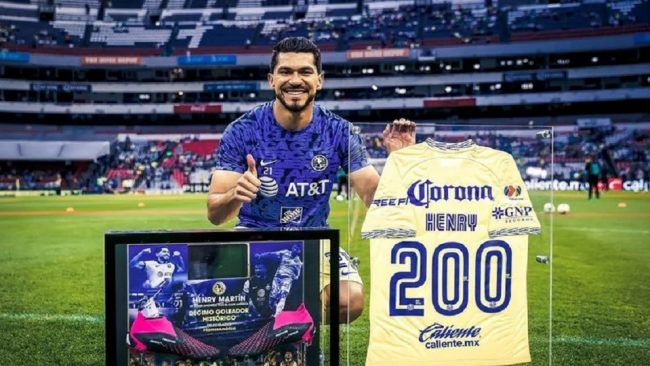 Henry Martín reconocimiento por 200 juegos en el América y por ser top ten goleador en la historia, del 010423 en Estadio Azteca