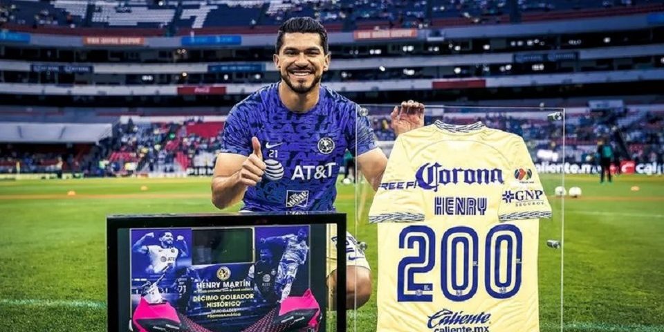 Henry Martín reconocimiento por 200 juegos en el América y por ser top ten goleador en la historia, del 010423 en Estadio Azteca