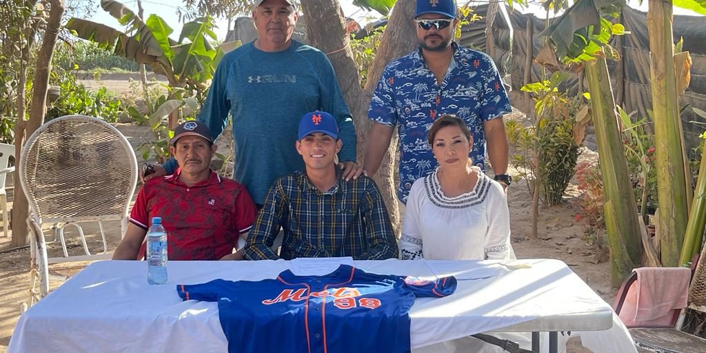 Irving Cota, de los Tigres de Q.Roo, firmando con los Mets de Nueva York, del 050423 en Los Mochis con sus papás y Martín Arvizu parado de hawaiana