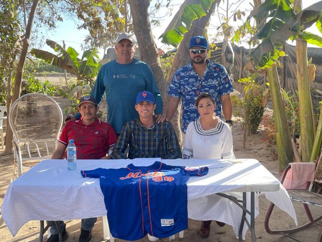 Irving Cota, de los Tigres de Q.Roo, firmando con los Mets de Nueva York, del 050423 en Los Mochis con sus papás y Martín Arvizu parado de hawaiana