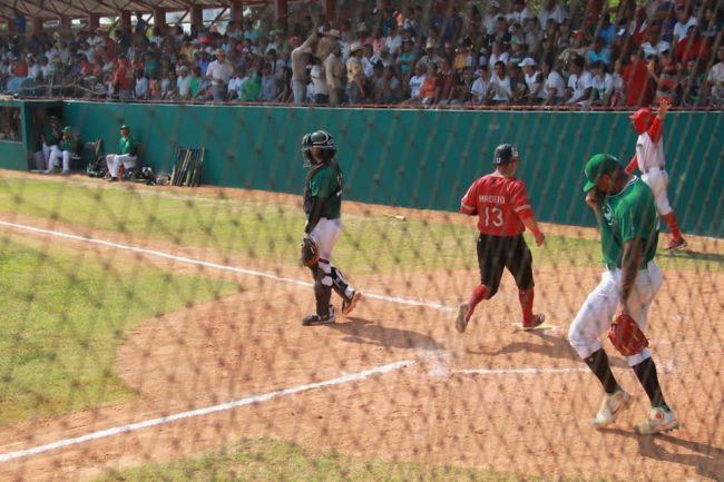 Olmecas de Tabasco vs. Piratas de Campeche, 1er juego pretemporada para ambos, 10×9, 2 del 300323 en Tenosique, Diego Madero anotando