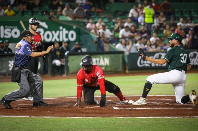 Piratas de Campeche vs. Leones de Yucatán, último juego de pretemporada de los Leones, 4×2, 3 del 170423 en Mérida