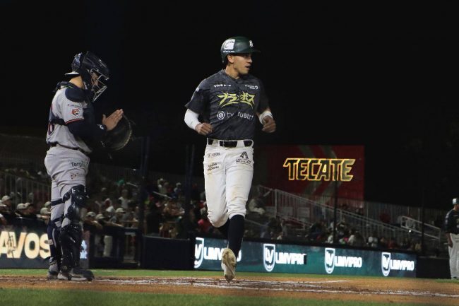 Bravos de León vs. Tigres de Quintana Roo, juego 22, 1o de la serie, 15×4, 1 del 160523 en León, Brandon Villarreal anotando