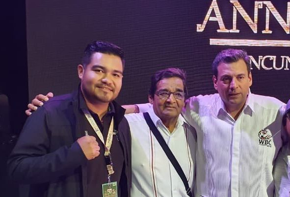 Eliseo González sr. Eliseo González jr. con Mauricio Sulaimán