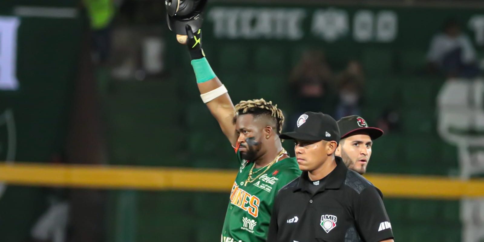 Olmecas de Tabasco vs. Leones de Yucatán, juego 18, 3o de la serie, serie para los Leones, 6×5, del 110523 en Mérida, Yadir Drake festejando hit 500 en la LMB