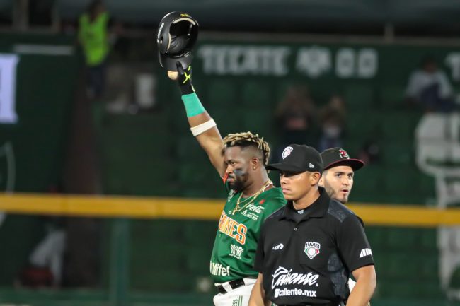 Olmecas de Tabasco vs. Leones de Yucatán, juego 18, 3o de la serie, serie para los Leones, 6×5, del 110523 en Mérida, Yadir Drake festejando hit 500 en la LMB