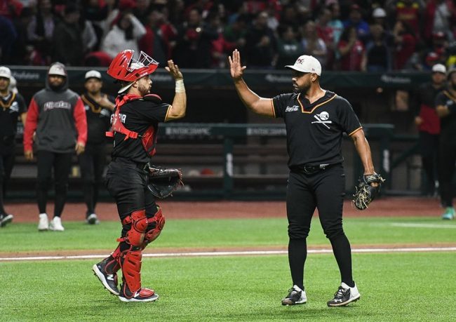 Piratas de Campeche vs. Diablos Rojos del México, juego 25 de los Piratas, 1o de la serie, 5×3, 1 del 190523 en la Ciudad de México, Léster Oliveros, salvamento 4, con Omar Rentería