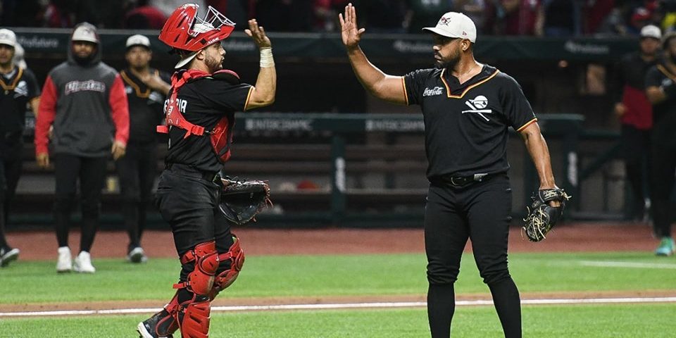 Piratas de Campeche vs. Diablos Rojos del México, juego 25 de los Piratas, 1o de la serie, 5×3, 1 del 190523 en la Ciudad de México, Léster Oliveros, salvamento 4, con Omar Rentería