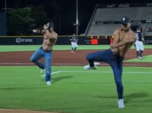 Tigres de Quintana Roo strip tease del 020523 juego vs. Campeche