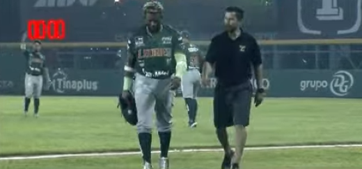 Yadir Drake abandonando el 3er juego de la serie vs. Tabasco en al 2a entrada tras ir por un hit de Leo Heras, del 040523