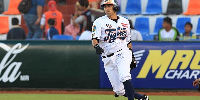 Carlos Alberto Chispa Gastélum con uniforme de los Tigres de Quintana Roo