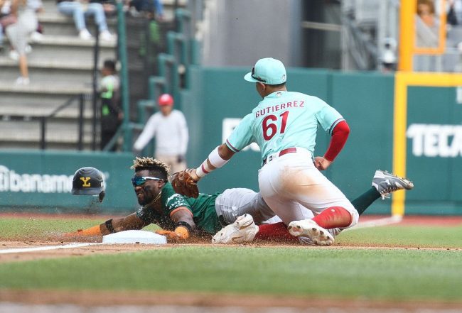 Diablos Rojos del México vs. Leones de Yucatán, juego 44, 2o de la serie, serie para los Diablos, 7×6, del 100623 en Ciudad de México, Yadir Drake con Moisés Gutiérrez