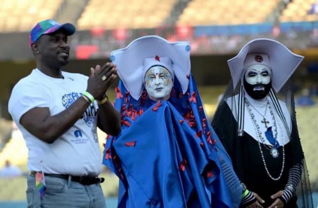 Homosexuales disfrazados de monjas, dodger stadium, del 160623 en Los Ángeles, recibieron premio de la directiva de los dodgers, por su aportación dizque social