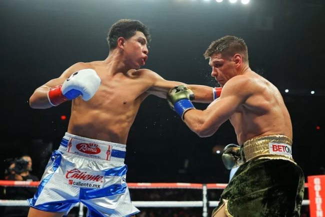 Jaime Munguía vs. Sergiy Derevyanchenko gdu 12, del 100623 en Ontario, California
