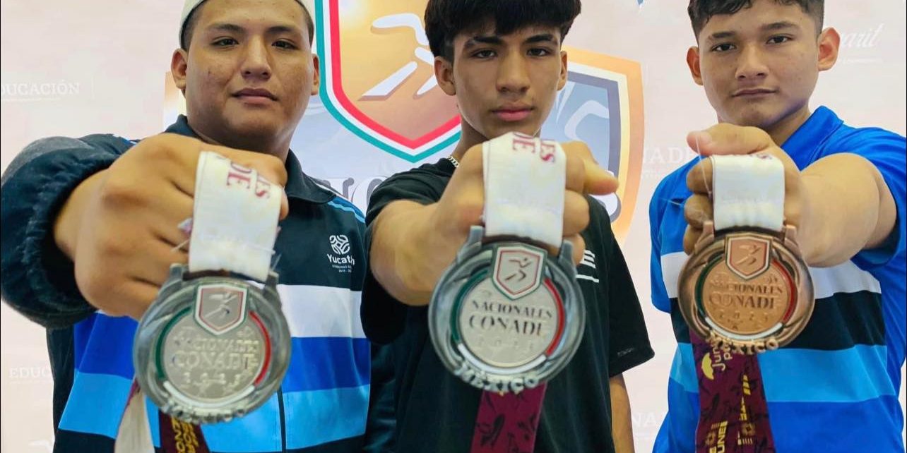 José Castillo, Ivan Díaz y felipe Cabra Gamboa, medallistas de playa los dos primeros y de bronce el último, nacional de box de la conade 2023 en Tepic, Nayarit, junio 2023