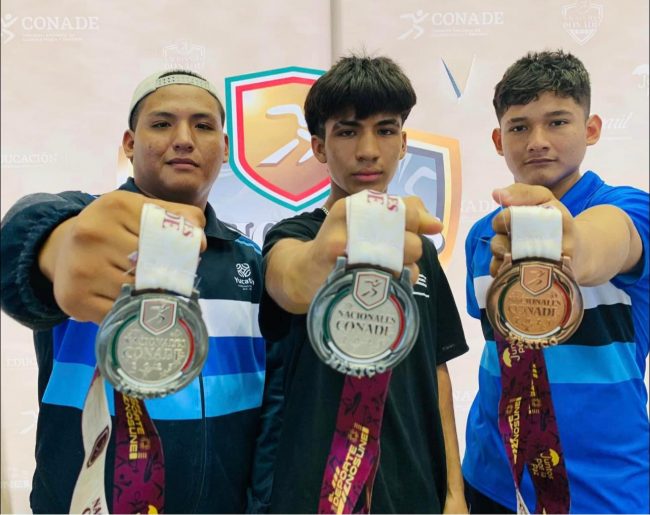José Castillo, Ivan Díaz y felipe Cabra Gamboa, medallistas de playa los dos primeros y de bronce el último, nacional de box de la conade 2023 en Tepic, Nayarit, junio 2023