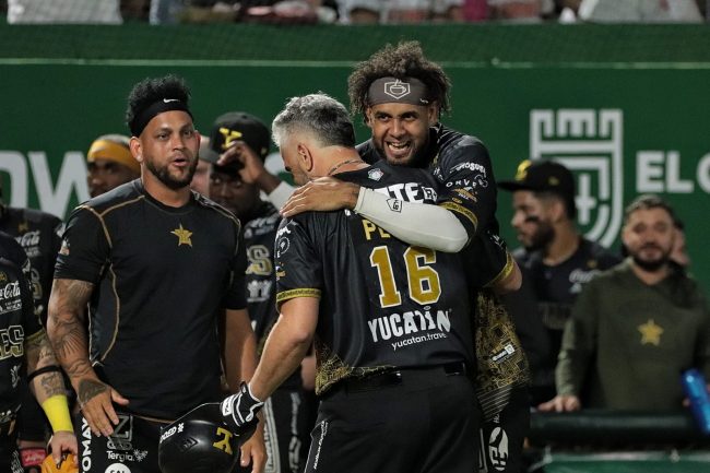 Leones de Yucatán vs. Piratas de Campeche, juego 41, 2o de la serie, serie para los Leones, 9×1, del 070623 en Mérida, Henderson Álvarez, José Cafecito Martínez, abrazando a Óliver Pérez