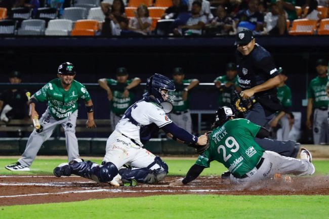 Olmecas de Tabasco vs. Tigres de QUintana Roo, juego 38, 2o de la serie, serie para los Olmecas, 9×2, del 030623 en Cancún, José Heberto Félix, Alexis Wilson y umpire Héctor García