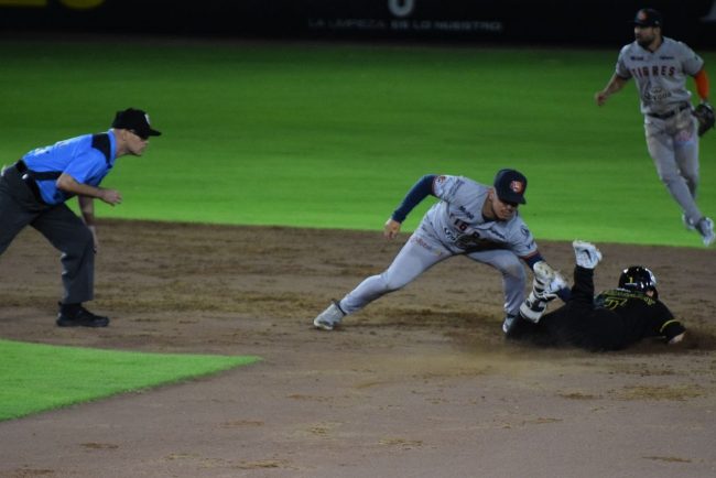 Pericos de Puebla vs. Tigres de Quintana Roo, juego 50, 2o de la serie, serie empatada, 10×7, 5 del 210623 en Puebla, Ramón Bramasco, con umpire Vicente Madero