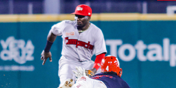 Piratas de Campeche vs. Águila de Veracruz, juego 51, 3o de la serie, serie para los Piratas, 3×0, 1 del 220623 en Veracruz, Yosmany Guerra. corriern a Matías Carrillo, después del juego