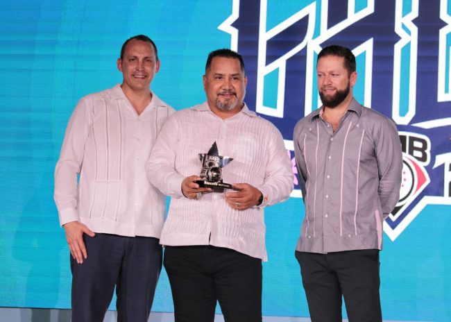 Roberto Chapo Vizcarra recibe premio a lo mejor de 2022, al mánager del año del 160623 en Villahermosa