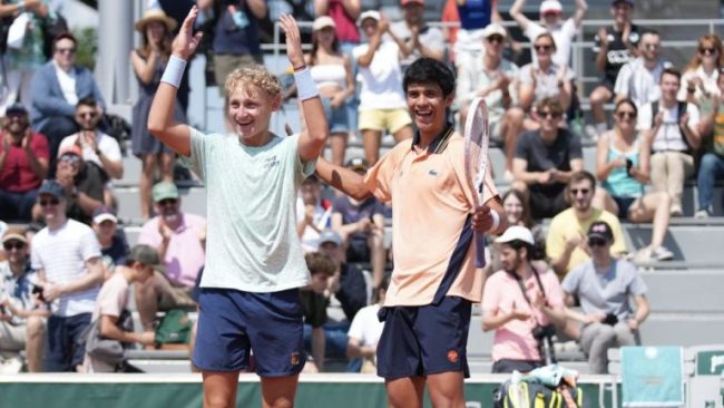 Rodrigo Pacheco con Yaroslav Demin, ganando final de dobles jr. de Torneo Roland Garros, del 100623 en París