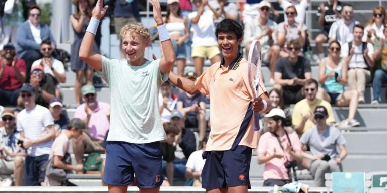 Rodrigo Pacheco con Yaroslav Demin, ganando final de dobles jr. de Torneo Roland Garros, del 100623 en París