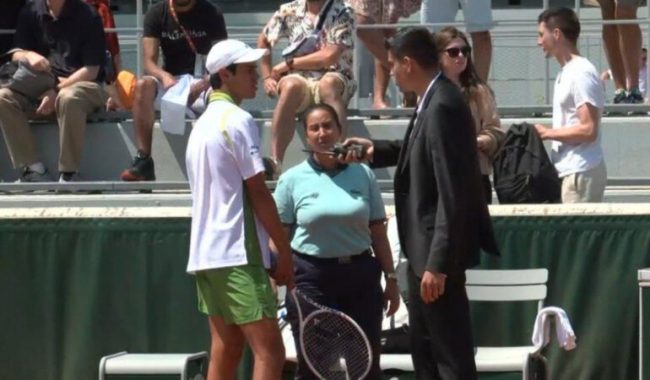 Rodrigo Pacheco vs. Darwin Blanch estreno en Roland Garros como número 1 mundial juvenil, perdió en dos sets, tras controversia por camiseta con exceso de patrocinio