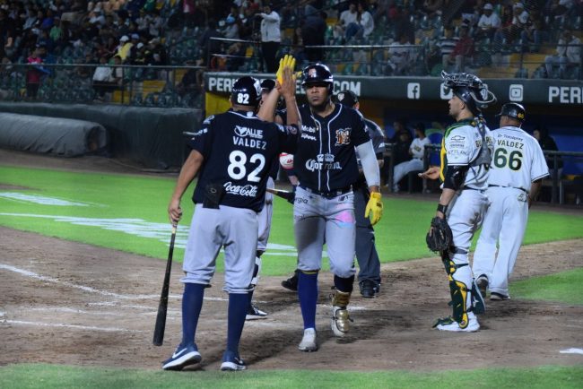 Tigres de Quintana Roo vs. Pericos de Puebla, juego 49, 1o de la serie, 5×3, 5 del 200623 en Puebla, Reynaldo Rodríguez, jonrón 9