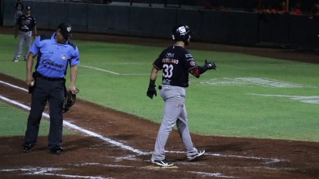 Tigres de Quintana Roo vs. Piratas de Campeche, juego 35, 2o de la serie, serie para los Tigres, 4×1, 2 del 310523 en Campeche, Pedro Castellano jr., 1er jonrón en la LMB, con umpire Rafael Ramírez