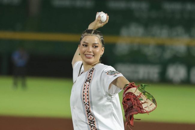 Alhely Fallah lanzamiento primera bola del juego leones de yucatán, 1o de la serie, vs. pericos de Puebla, 1 del 110723 en Mérida