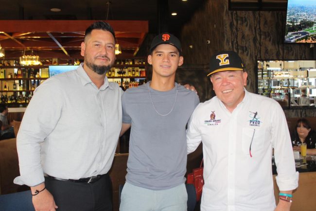 José Carlo Meza, prospecto de la Academia de Béisbol del Pacífico de los Leones de Yucatán firma con los Gigantes de San Francisco, del 030723 en Mazatlán