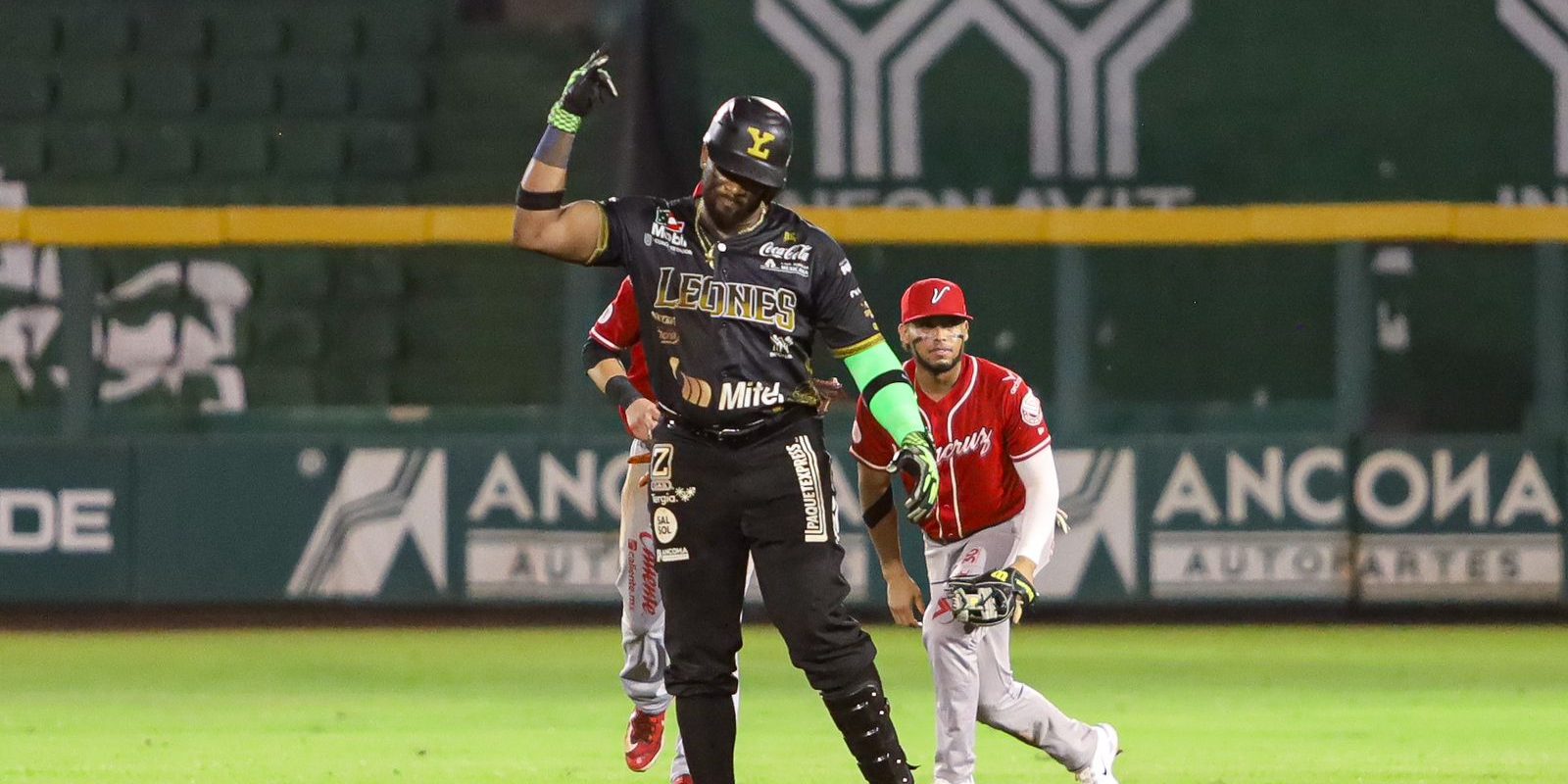 Leones de Yucatán vs. Águila de Veracruz, juego 61, 2o de la serie, serie para los Leones, 11×4, del 050723 en Mérida, Yadir Drake con Gustavo Núñez