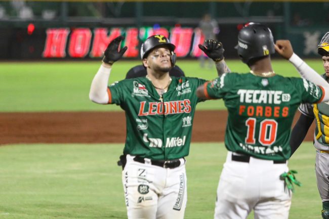 Leones de Yucatán vs. Pericos de Puebla, juego 68, 3o de la serie, serie para los Leones, 2×1, del 130723 en Mérida, Sebastián Valle y Ti´quan Forbes