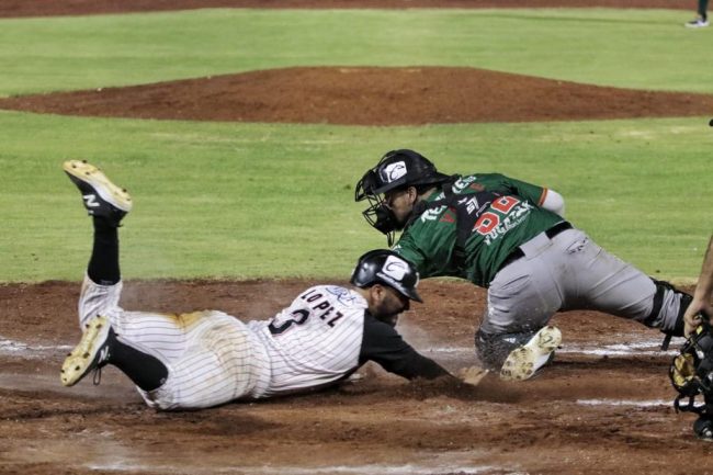 Piratas de Campeche vs. Leones de Yucatán, juego 69 para ambos, 1o de la serie, 8×0, del 140723 en Campeche
