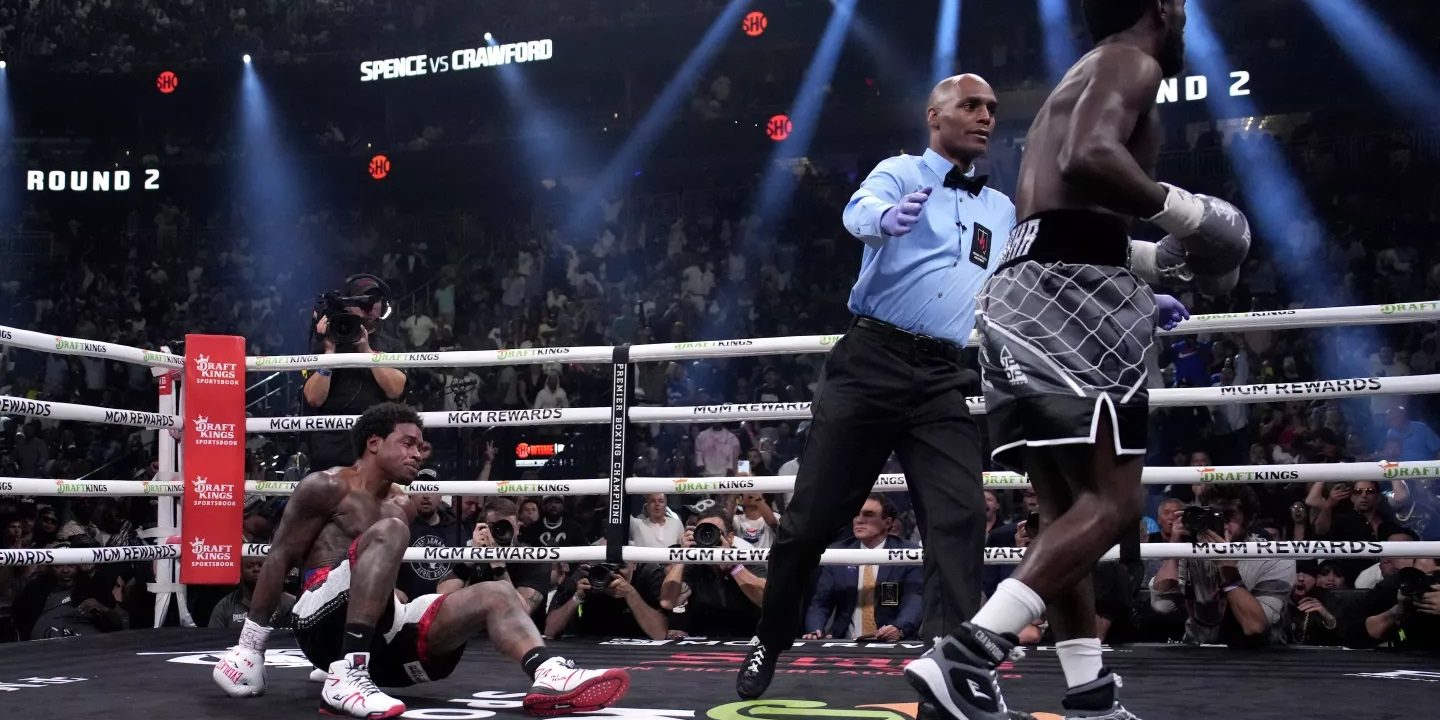 Terence Crawford vs. Errol Spence gkot 9, por el campeonato mundial wélter indiscutido, retuvo OMB y ganó el del CMB, FIB y OMB, del 290723 en Las Vegas, réferi Harvey Dock