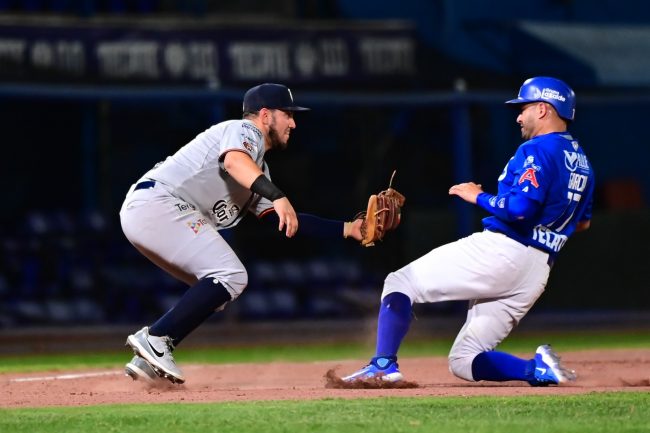 Tigres de Quintana Roo vs. Acereros de Monclova, juego 70, 1o de la serie, 4×3, del 140723 en Monclova, Ángel Erro y Edson García