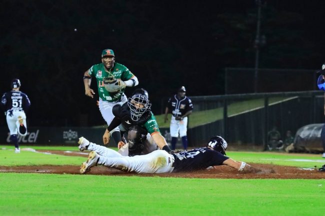 Tigres de Quintana Roo vs. Leones de Yucatán, juego 73 para ambos, 1o de la serie, 3×2 en 11 innings, del 180723 en Cancún, Luis Barrera anotando con Gilberto Vizcarra y Yadir Drake
