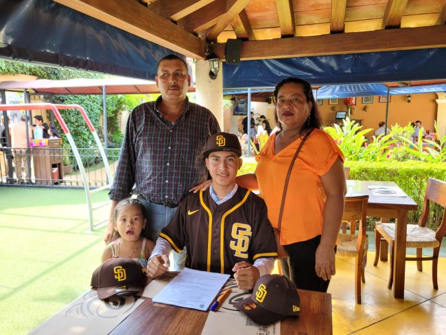 Carlos Santillán Crespo, firmado por los Leones de Yucatán 1 del 090823 en Tepic