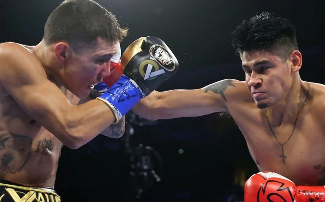 Emmanuel Vaquero Navarrete vs. Óscar Valdez, gdu 12, retuvo el cetro mundial súperpluma OMB, del 120823 en Glendale, Arizona