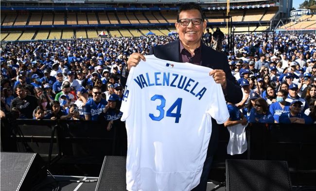 Fernando Valenzuela retiro de su número 34 por los Dodgers de Los Ángeles, del 110823 en Dodger Stadium