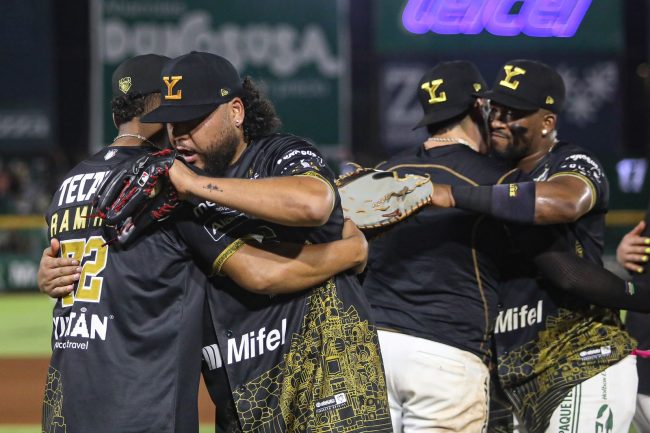 Leones de Yucatán vs. Olmecas de Tabasco, juego 5, primer play off, leones elimina a los Olmecas, 6×1, del 130823 en Mérida, Yadir Drake y Jesús Cruz